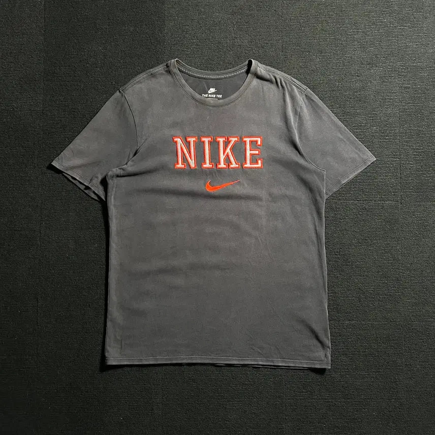 [BUNJANG] Nike Charcoal Embroidered Logo T-Shirt / 나이키 차콜 자수로고 반팔티셔츠