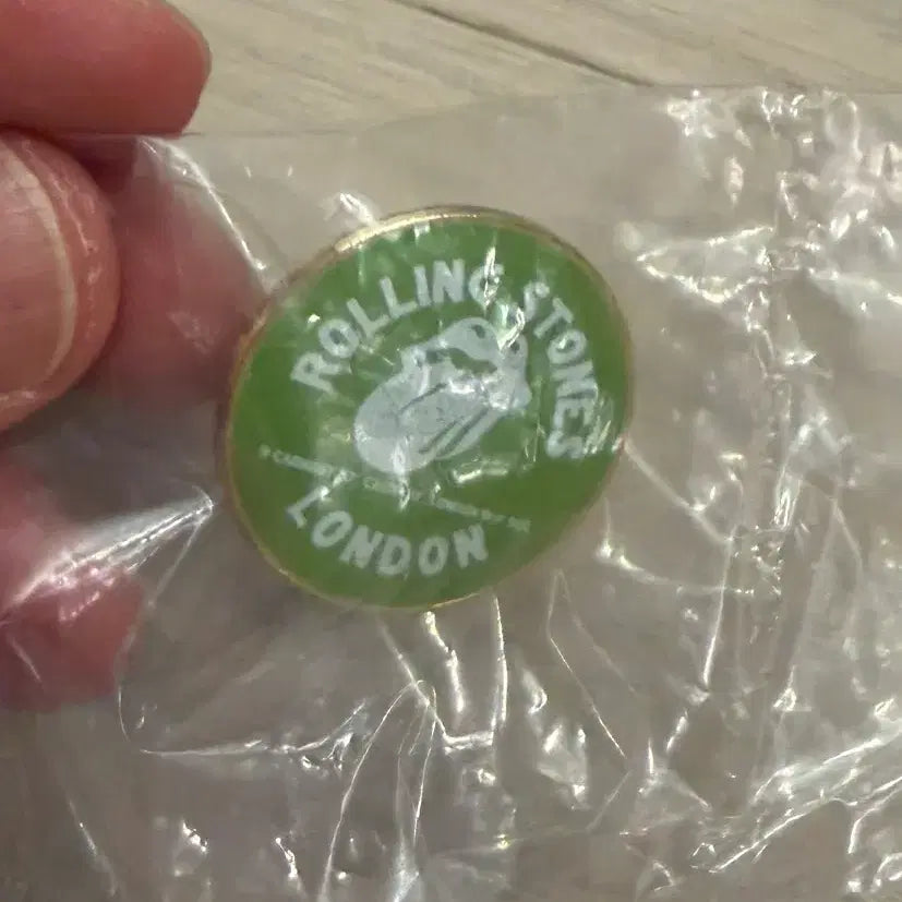 [BUNJANG] Rolling Stones Enamel Pin Set (Tongue & Lips Logo, Character Graphic) / 롤링 스톤스 브로치 2종
