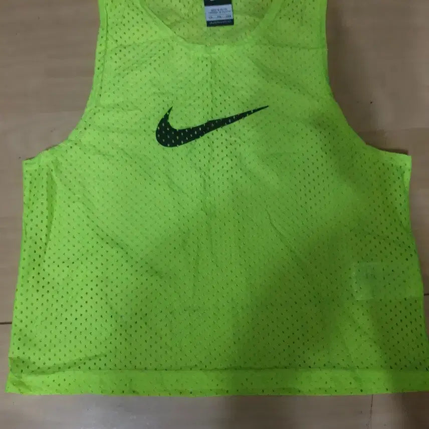 [BUNJANG] Nike Authentic Fluorescent Mesh Sport Vest 95 / 두벌임 정품 형광색 나이키 망사 스포트 조끼 95 축구조끼등 활용