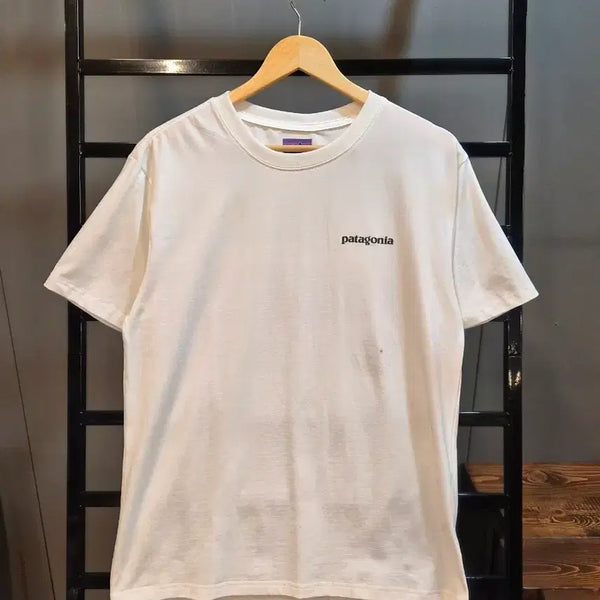 [BUNJANG] Patagonia P-6 Logo Back Print T-Shirt White XL / [XL] patagonia 파타고니아 P-6 로고 백프린팅 반팔 티셔츠 화이트 2.5