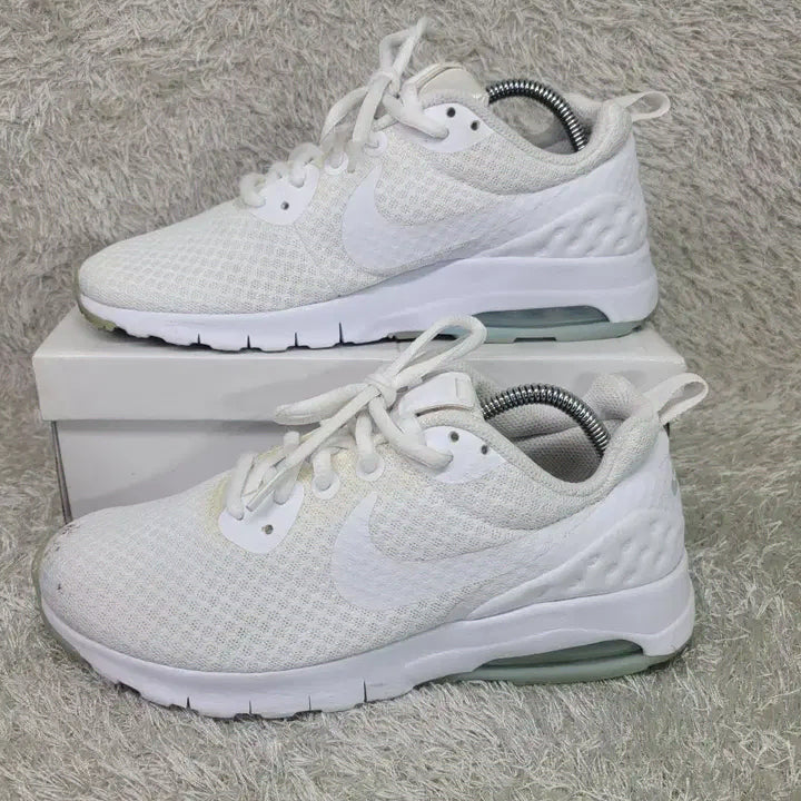 [BUNJANG] Nike Air Max Motion LW White Sneakers / 240 나이키 에어맥스 모션 LW 화이트 스니커즈
