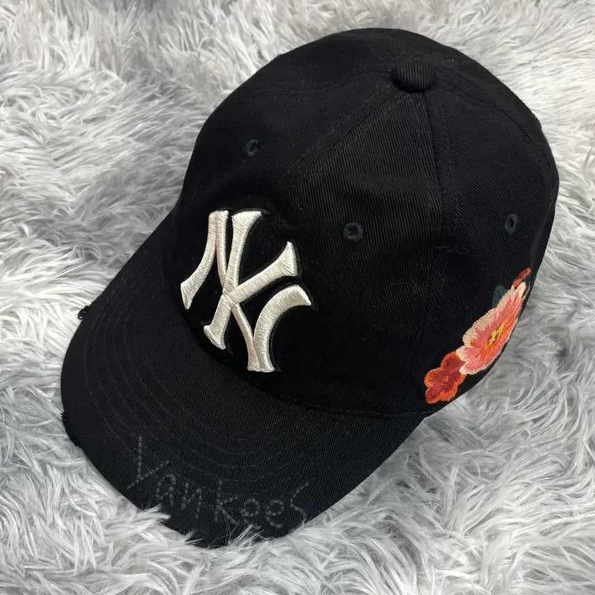 [BUNJANG] MLB New York Yankees Flower Embroidery Distressed Detail Curved Cap / MLB 뉴욕 양키스 플라워자수 디스트로이드 디테일 커브캡 5618