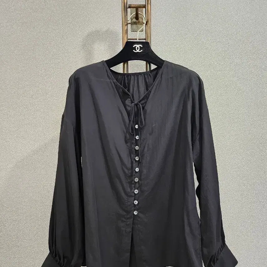 [BUNJANG] Sie Black Button Logo Engraved Top / sie 시에