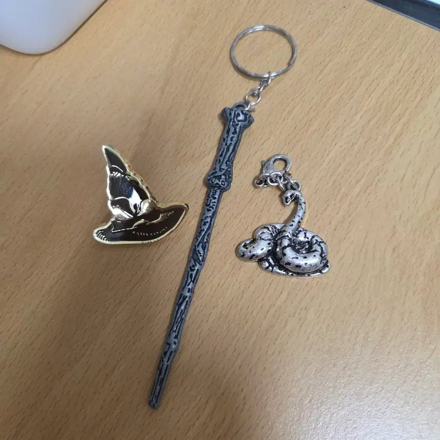 [BUNJANG] Harry Potter Wizard Hat Pin, Wand Keychain, Snake Keychain / 해리포터 마법사 모자뱃지/지팡이키링/뱀 키링