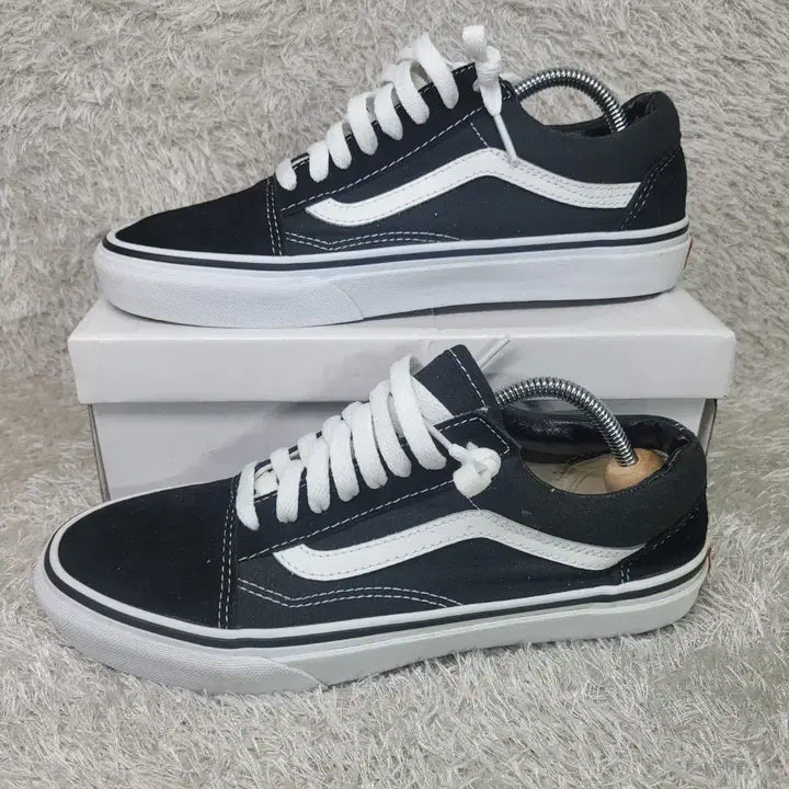 [BUNJANG] Vans Old Skool Black and White Sneakers Size 245 / 245 반스 올드스쿨 검흰 스니커즈