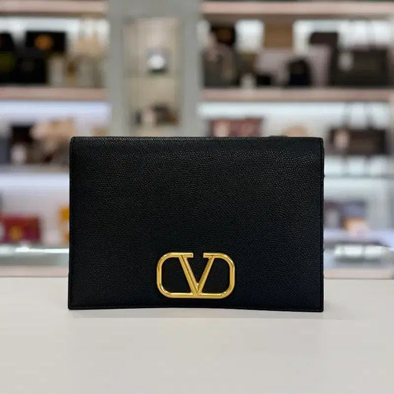[BUNJANG] Valentino Garavani Logo Flap Clutch Bag / 발렌티노 로고 플랩 클러치백