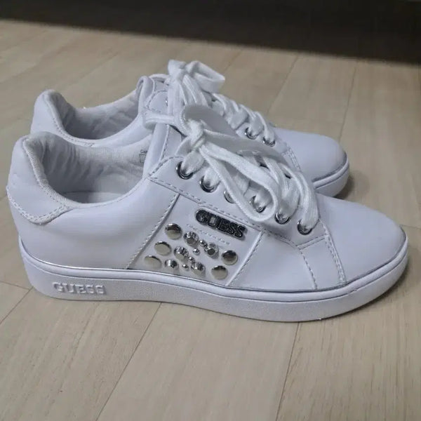 [BUNJANG] Guess Women's White Studded Sneakers Size 220 / 게스(GUESS) 여성용 화이트 스터드 스니커즈. 사이즈 220