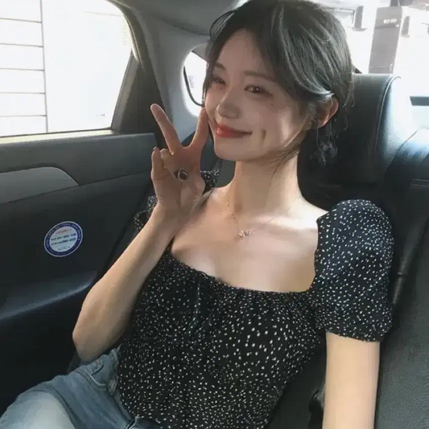 [BUNJANG] Dayroze Go Yoon-jung Dot Two-Way Blouse / 데이로제 고윤정블라우스 도로시 도트 반팔 블라우스 투웨이/오프숄더/스퀘어넥/리본/셔링/퍼프