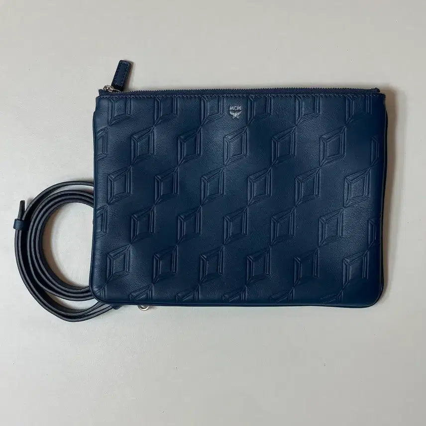 [BUNJANG] MCM Diamond Embossed Clutch Crossbody Bag Navy / MCM 엠씨엠 다이아몬드 엠보 클러치겸 크로스(MYZ5SIE11VY)