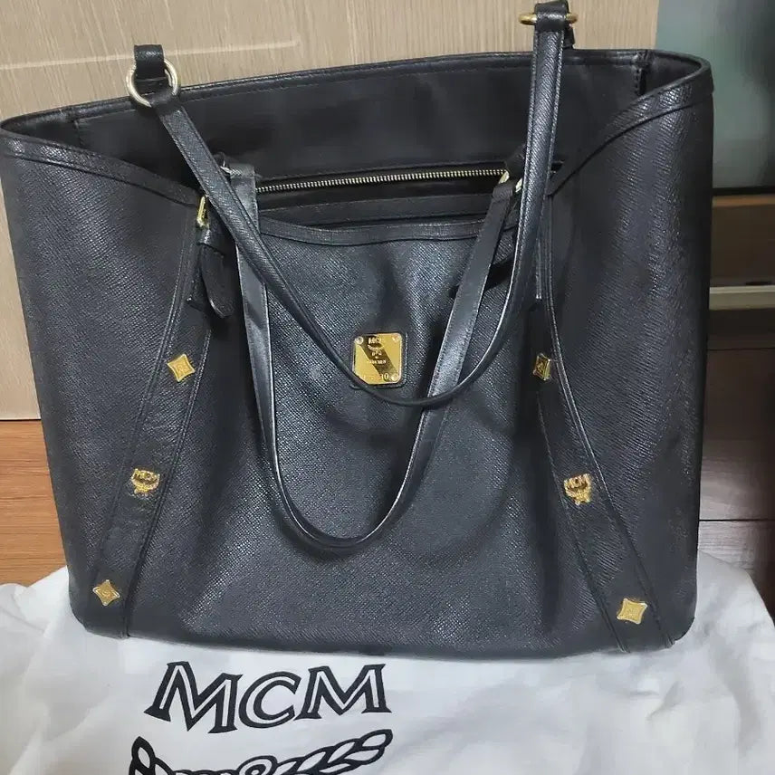 [BUNJANG] MCM Black Tote Bag with Gold Logo / MCM 토트백 성주택 있어요
