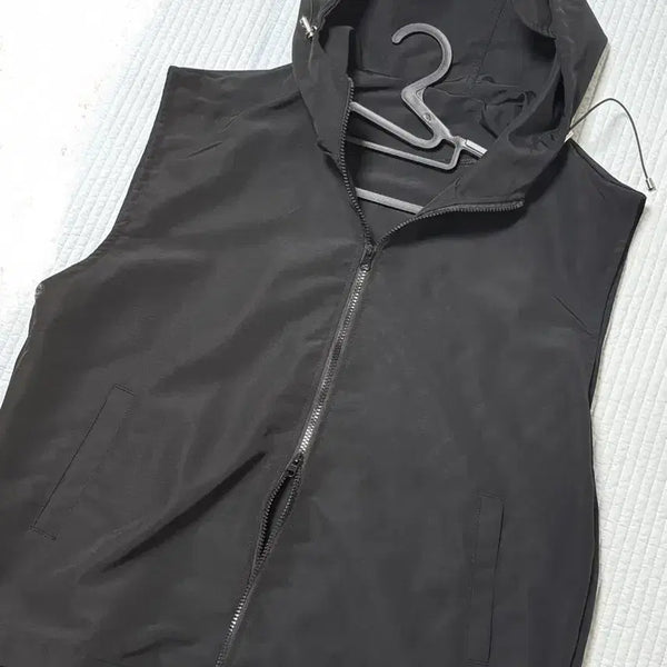 [BUNJANG] 2-Way Windbreaker Hooded Vest Black / 투웨이 바람막이 후드 조끼 블랙