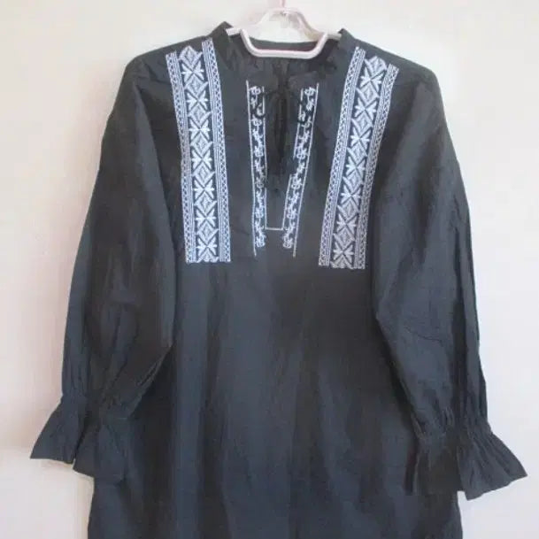 [BUNJANG] Black Embroidery Boxy Long Blouse (100% Cotton) / 블랙 자수 / 박시한 롱 블라우스 ( 면100)