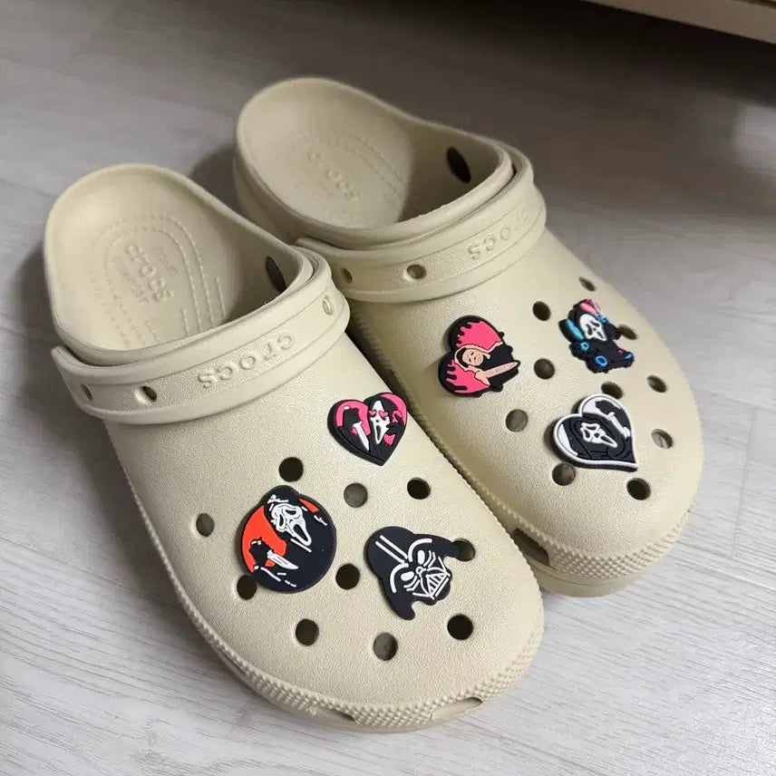 [BUNJANG] Crocs Classic Clog (Size 260mm, 4cm Heel) with Jibbitz / 크록스 클래식 클로그 260 (지비츠 포함)