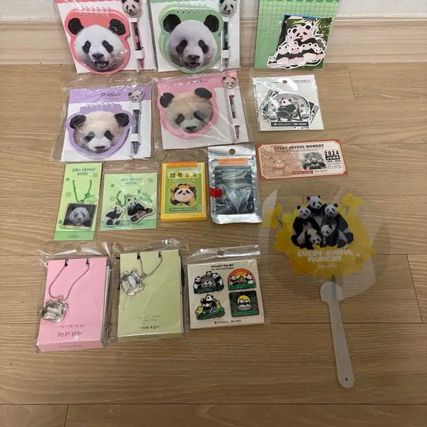 [BUNJANG] Bao Family Merchandise Bundle Set / 바오패밀리굿즈세트 바오(쌍둥이,푸바오 목걸이2종,노트4종 푸바오제외,스티커)등 일괄로 판매해요~