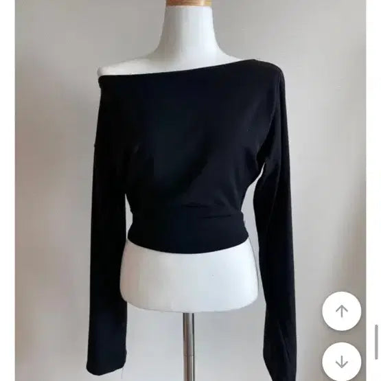[BUNJANG] Asymmetrical Crop Off-Shoulder Long-Sleeve T-Shirt / 언발 크롭 오프숄더 긴팔티셔츠