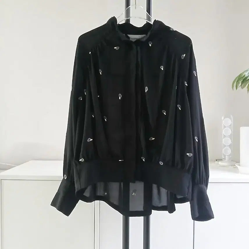 [BUNJANG] G-Cut Detailed Embroidered Blouse / 지컷 디테일 자수 블라우스