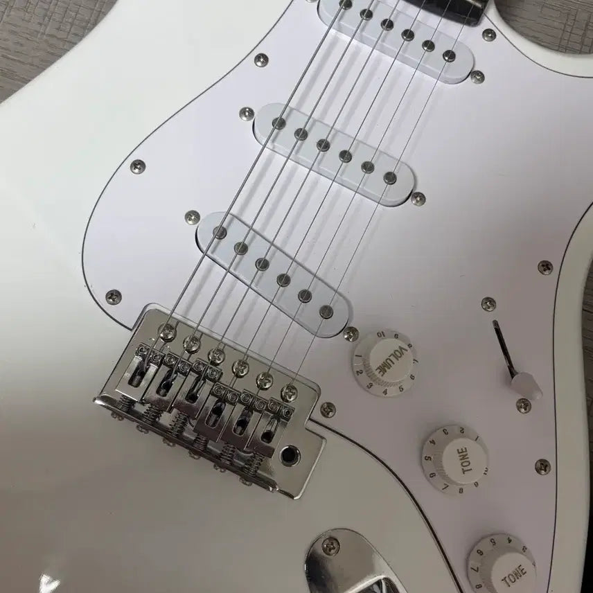 [BUNJANG] Beginner Electric Guitar White / 입문용 흰색 일렉기타 판매합니다