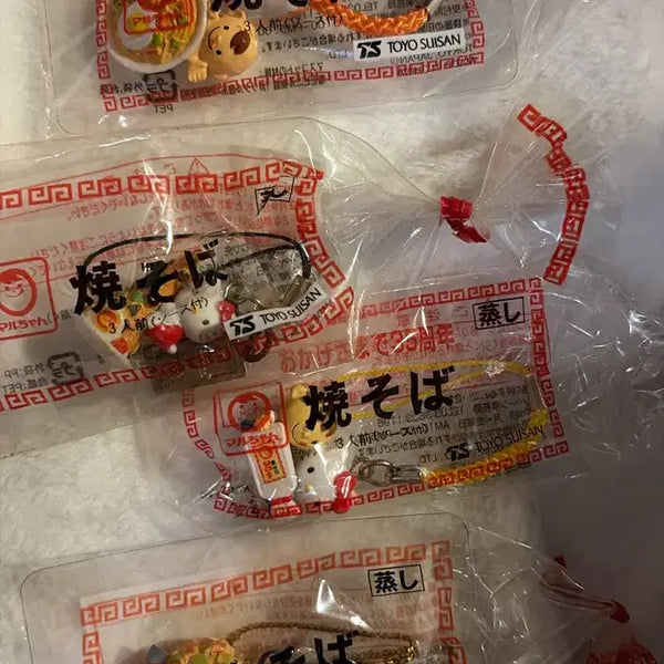 [BUNJANG] Sanrio Hello Kitty Yakisoba Collaboration Keychain / 고전 일본 키티 야키소바 콜라보 키링