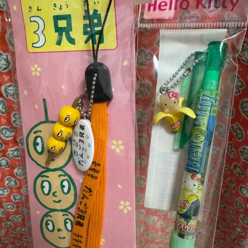[BUNJANG] Vintage Hello Kitty Banana Ballpoint Pen & Dango Strap Bundle Set / 일괄) 고전 키티 바나나볼펜 당고스트랩