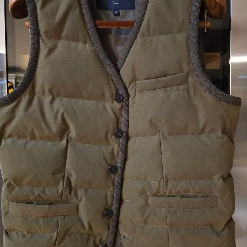 [BUNJANG] Man on the Bone Goose Down Padded Vest Khaki Size 50 / 맨온더분 거위털 패딩 조끼 카키 50사이즈입니다.