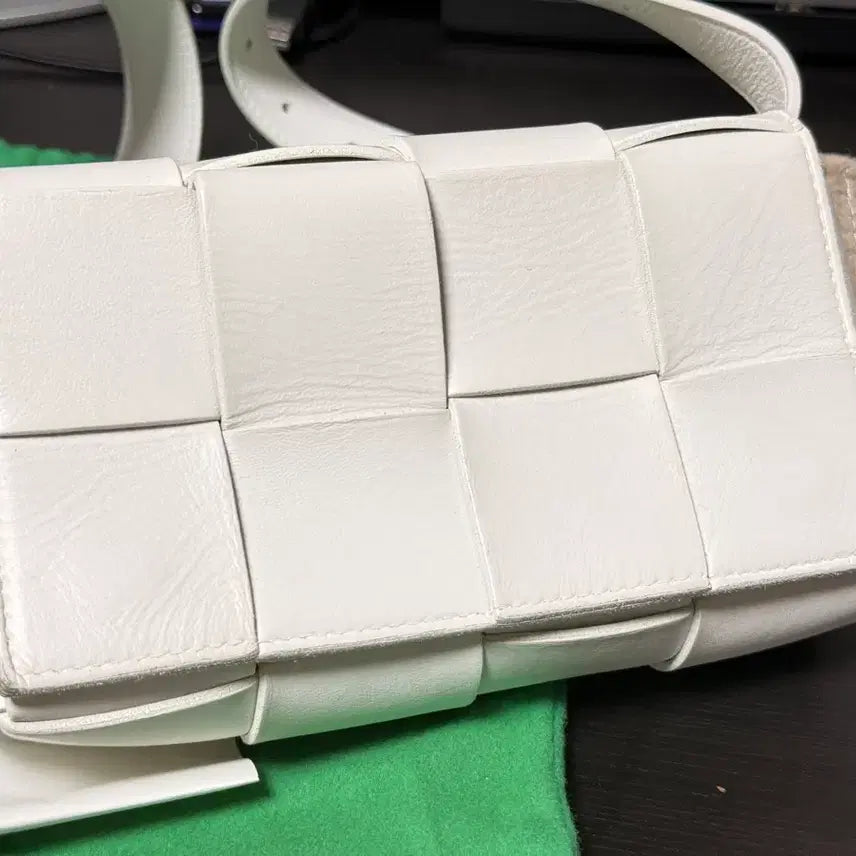 [BUNJANG] Bottega Veneta Cassette Belt Bag White / 보테가베네타 카세트 벨트백 화이트