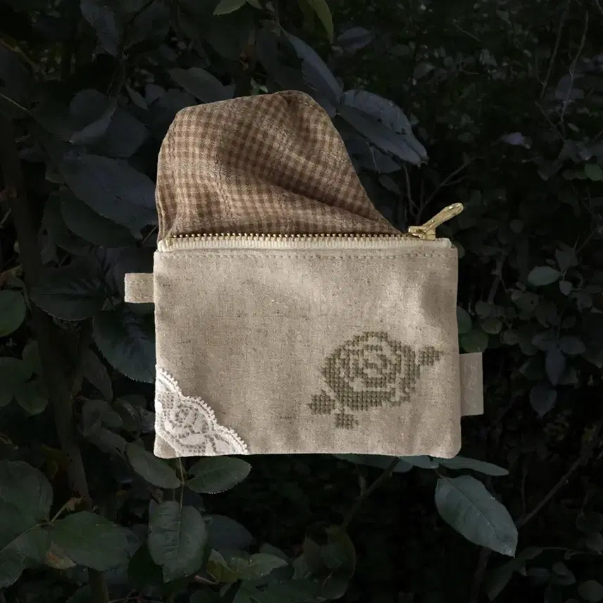 [BUNJANG] Lovey-Dovey Antique Rose Wallet with Drawstring Pouch / 럽유이디엇 앤티크 로즈 월렛 지갑 + 조리개 파우치