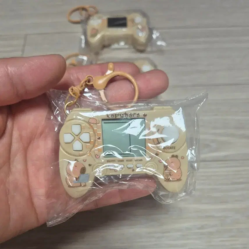 [BUNJANG] Capybara Portable Mini Game Console Keychain / 카피바라 휴대용 미니 게임기 키링