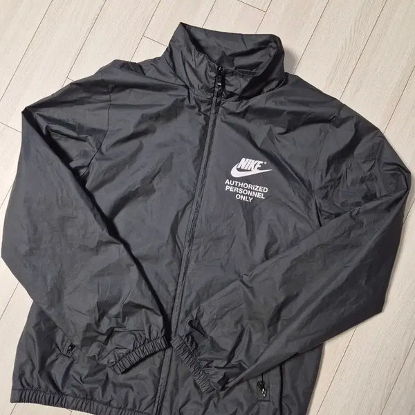 [BUNJANG] Nike Men's Full-Zip Woven Windbreaker Jacket Black (HJ8117-010) / 나이키 남성 풀집 우븐 바람막이 자켓 블랙 (HJ8117-010) 사이즈95m출시가는 119,000원이며, 가볍고 깔끔한 디자인으로 인기가 많은 바람막이 자켓입니다.제품 특