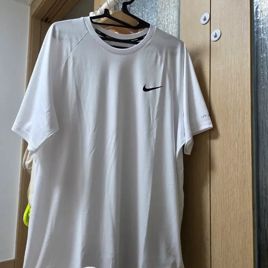 [BUNJANG] Nike Swim Essential Short Sleeve Rash Guard L (105-110) / 나이키 스윔 흰색 반팔 래쉬가드 L (105-110)