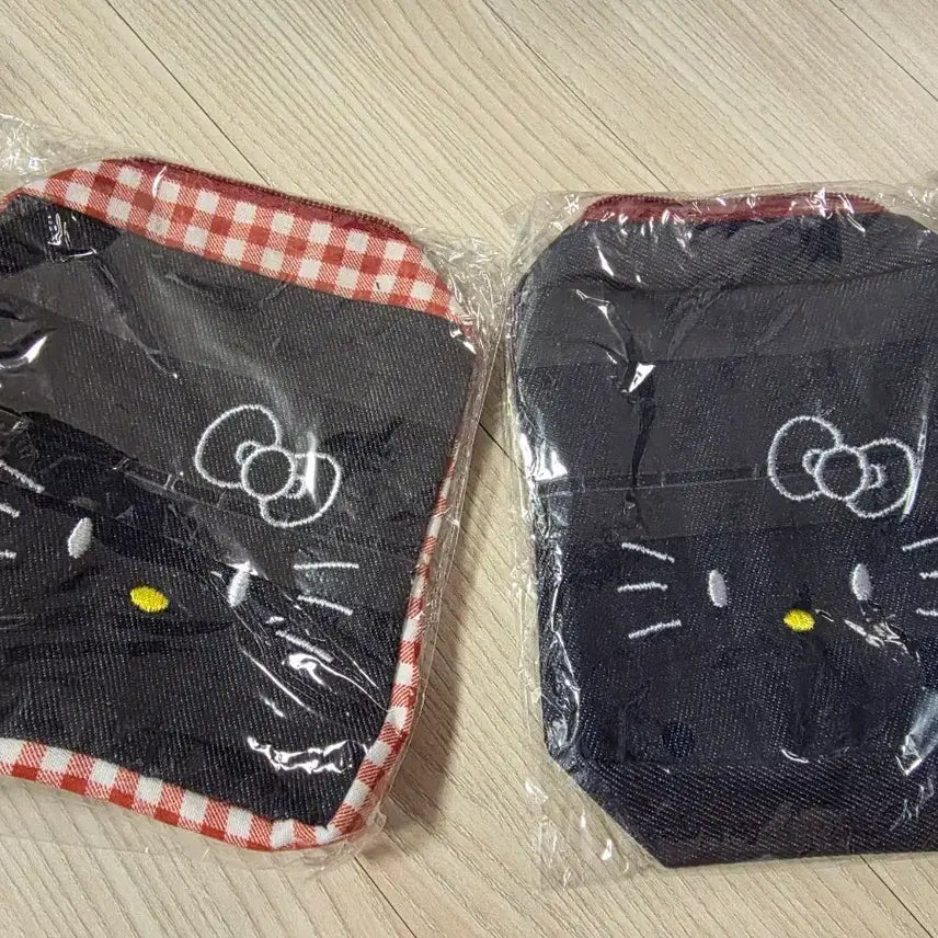 [BUNJANG] Hello Kitty Denim Pouch / 헬로키티 데님 파우치 다용도 생리대파우치 화장품파우치