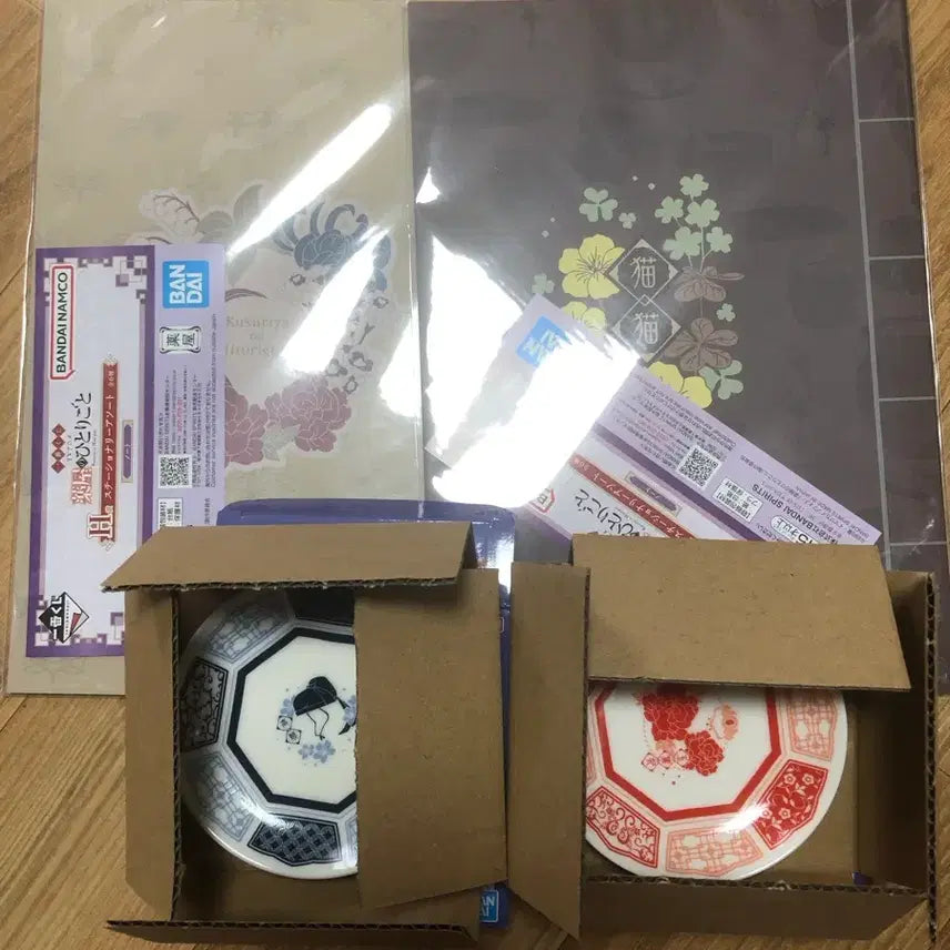 [BUNJANG] The Pharmacist's Monologue Lottery G Prize Plate Set (2) + H Prize Notebook Set (2) + E Prize Badge (1) / 미개봉/일괄) 약사의혼잣말 쿠지 제일복권 g상 접시 2개+h상 노트 2개+E상 뱃지 1개