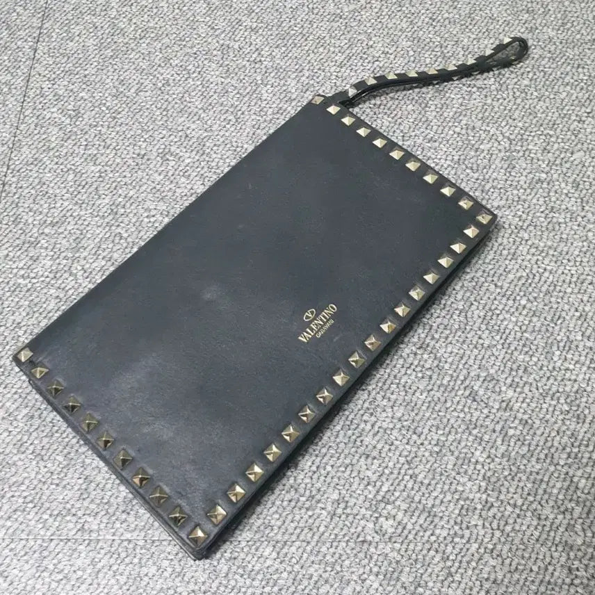 [BUNJANG] Valentino Garavani Rockstud Clutch Bag / 발렌티노 가라바니 락스터드 클러치백 가방 판매합니다