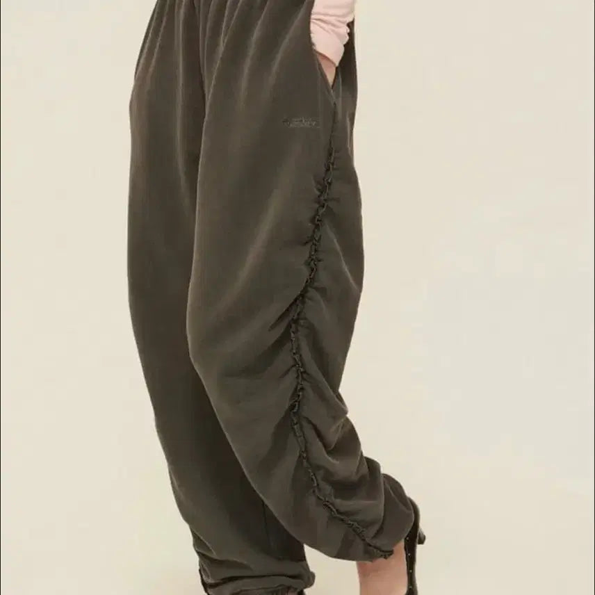 [BUNJANG] Three Times Whisper Jogger Shirring Pants Charcoal S / 쓰리타임즈 위스퍼 조거 셔링 팬츠 챠콜 s whisper