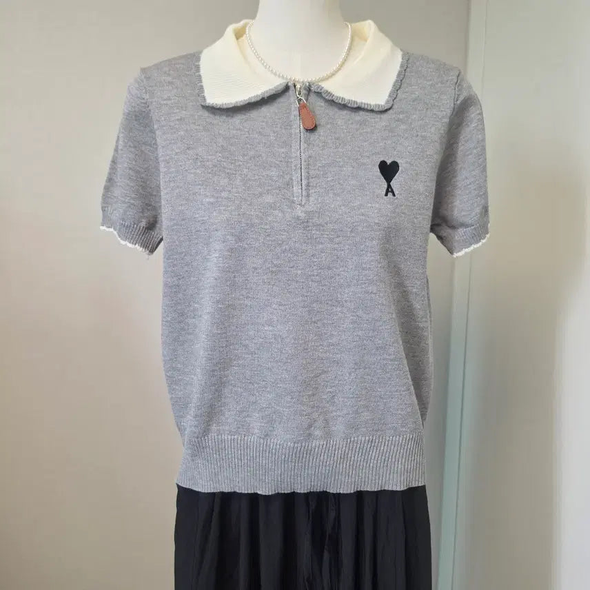 [BUNJANG] Heart Logo Color-Block Short Sleeve Knit / 하트 로고 넥라인 배색 반팔 니트