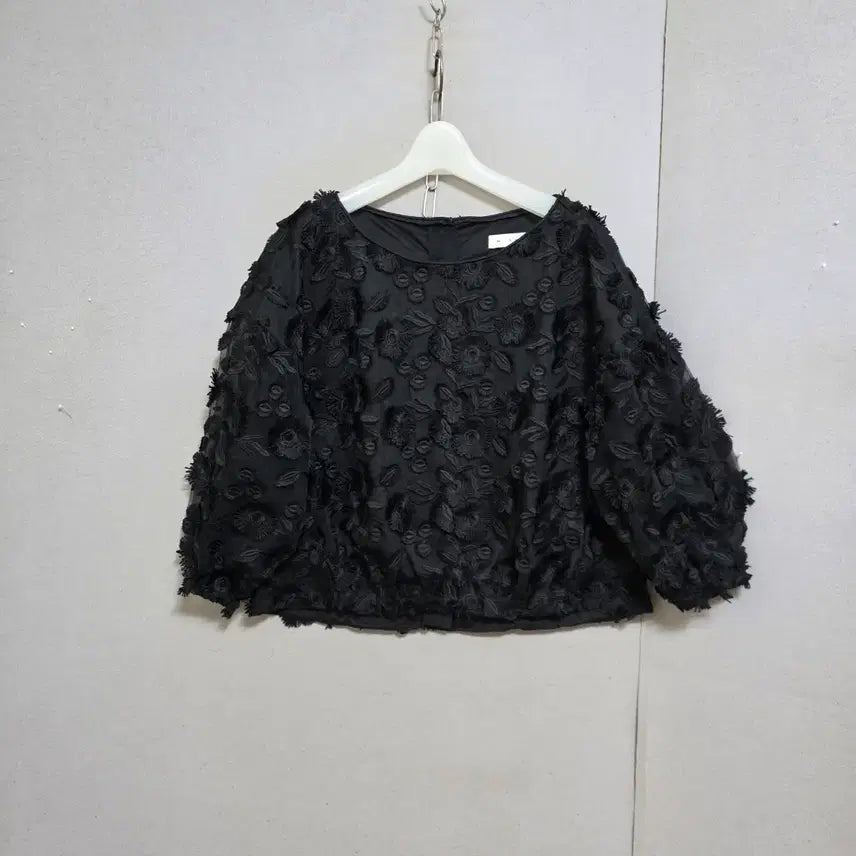 [BUNJANG] MICHAA Floral Embellished Blouse Black / 미샤 꽃장식이쁜 블라우스 n8061