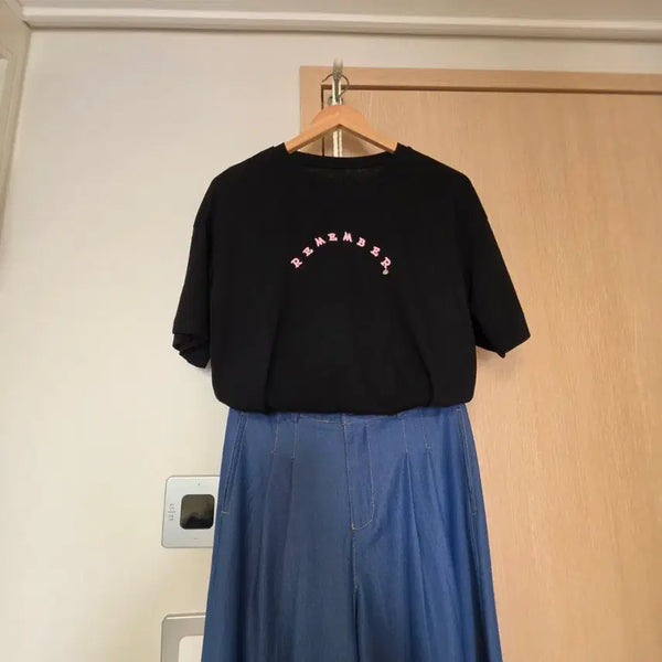 [BUNJANG] Black Short-Sleeve T-Shirt with Pink Embroidery / 블랙 반팔 티셔츠 핑크  자수