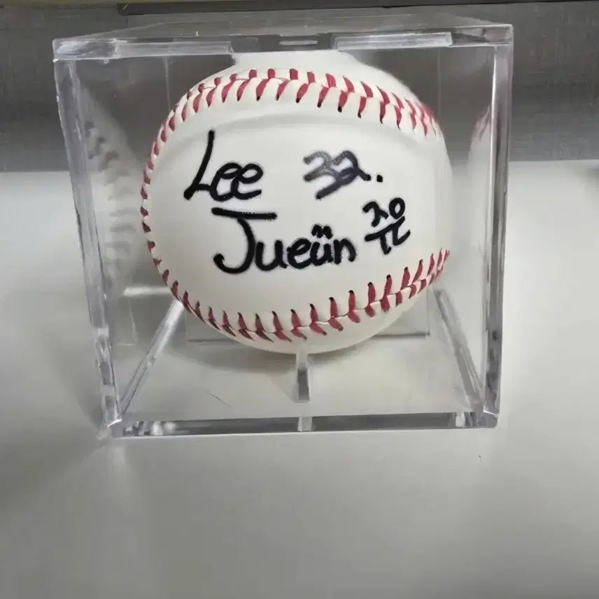 [BUNJANG] Cheerleader Lee Ju-eun Autographed Baseball / 치어리더 1황 이주은 친필 사인볼 팝니다