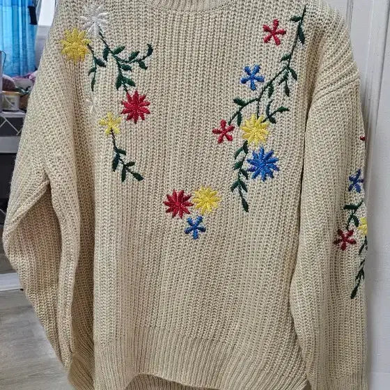 [BUNJANG] Beige Floral Embroidered Knit Sweater / 베이지색 꽃 자수 니트 스웨터