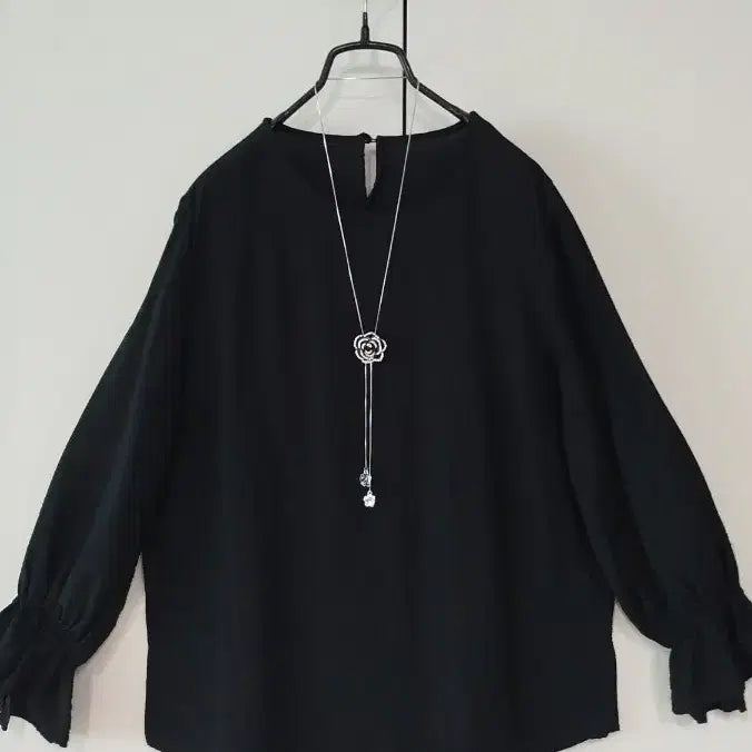 [BUNJANG] Black Rayon Blend Long Sleeve Blouse with Back Button and Banded Cuffs / 미착용 새옷 55 66 블랙 인견 혼방 목뒤 단추 밴딩 긴팔 블라우스