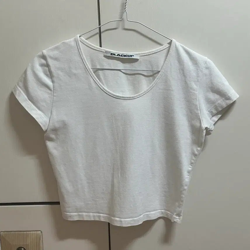 [BUNJANG] Black Up Suzan U-Neck Cropped Short Sleeve T-Shirt White / 블랙업 수잔 유넥 크롭 반팔티 흰색