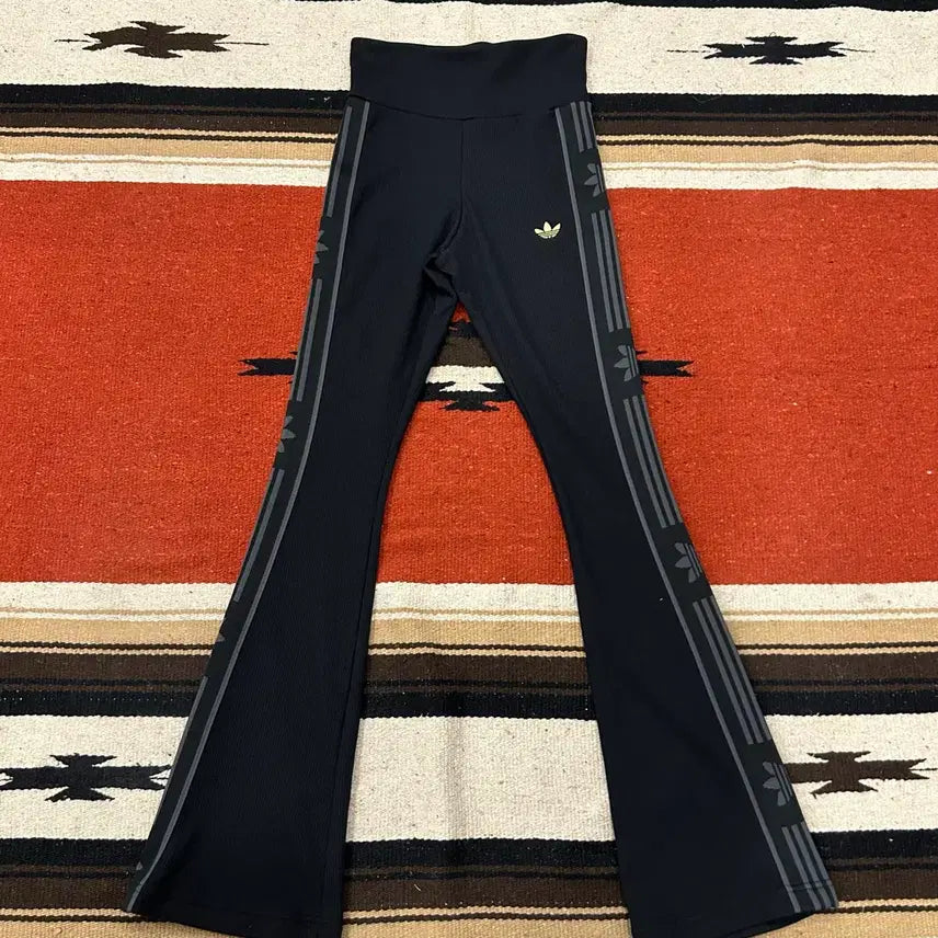 [BUNJANG] Adidas Ski Chic Flared Leggings / 아디다스 스키 시크 플레어드 레깅스