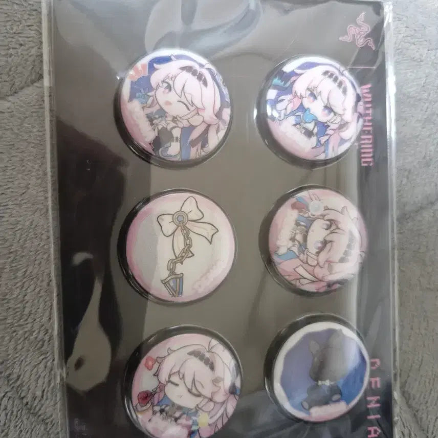 [BUNJANG] Denia Laser Collaboration Can Badge & Sticker Set / 데니아레이저 콜라보 캔뱃지,스티커