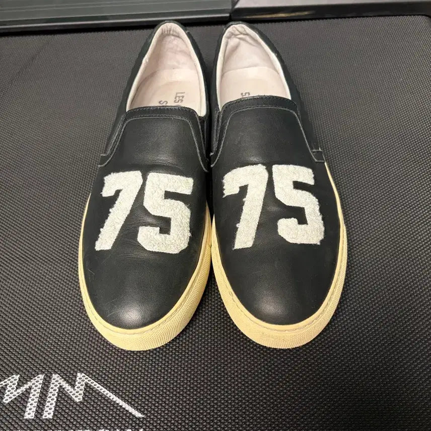 [BUNJANG] LES ARTISTS "75" Lettering Black Leather Slip-ons / LES ARTISTS "75" 레터링 블랙 레더 슬립온
