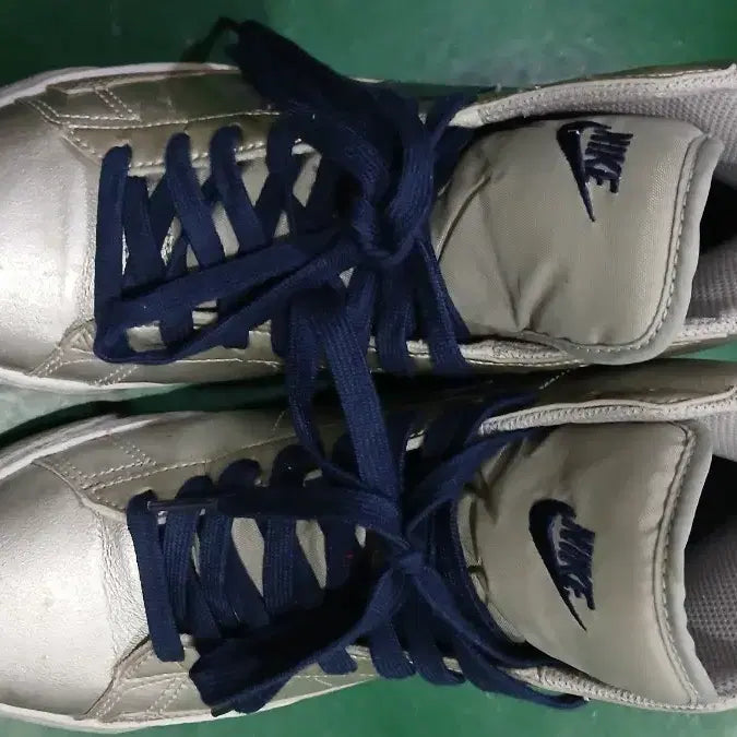 [BUNJANG] Nike Women's Silver Sneakers Size 250 / 나이키 여성 신발 실버 250
