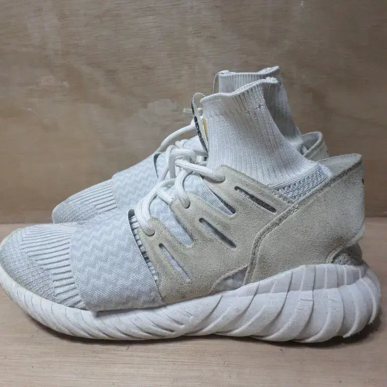 [BUNJANG] Adidas Tubular Doom White Sneakers (Size 260) / 후루룩구제3 260 아디다스 튜블라 둠 화이트 운동화 260820