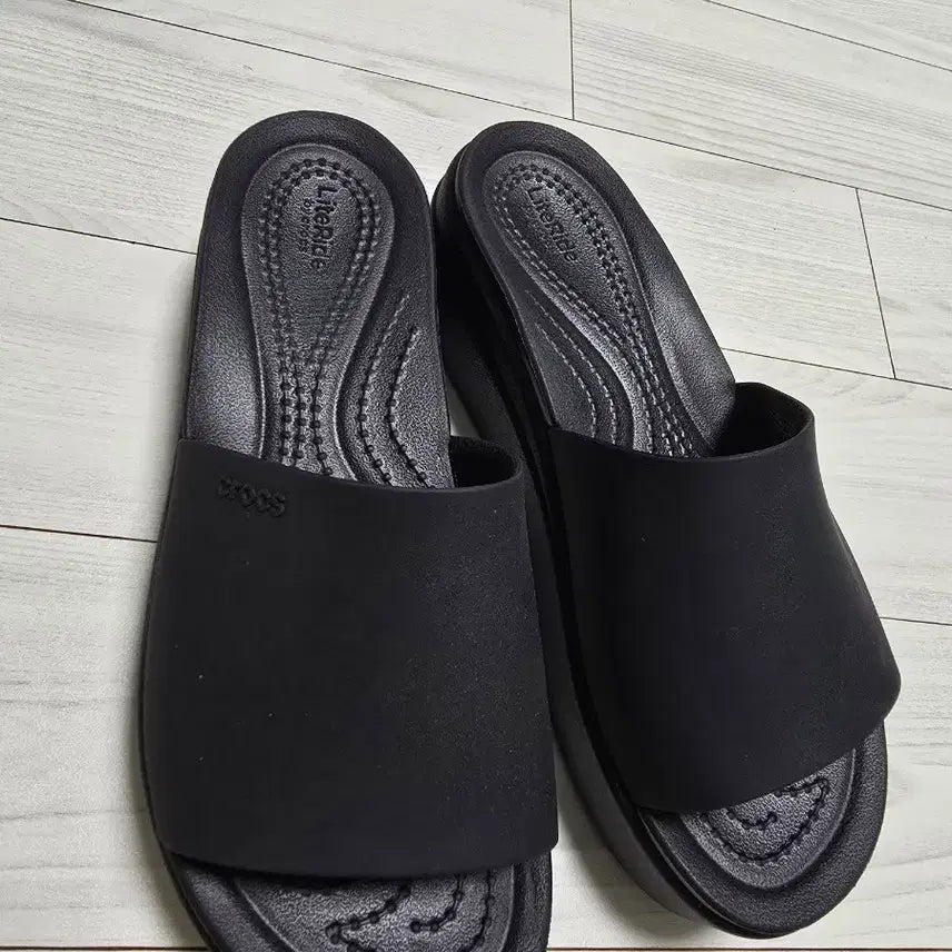 [BUNJANG] Crocs Brooklyn Slide Sandals / 크록스 브루클린 슬라이드 샌들 실내에서 2번신음