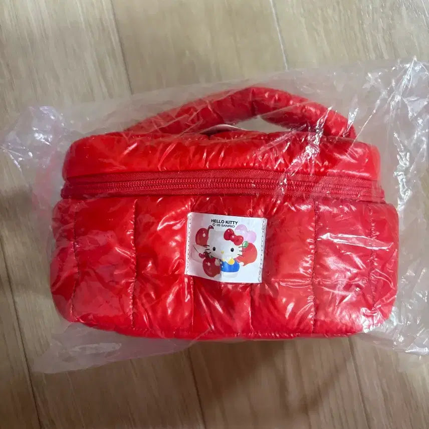 [BUNJANG] Hello Kitty Seven-Eleven Padded Pouch / 헬로키티 세븐일레븐 패딩 파우치