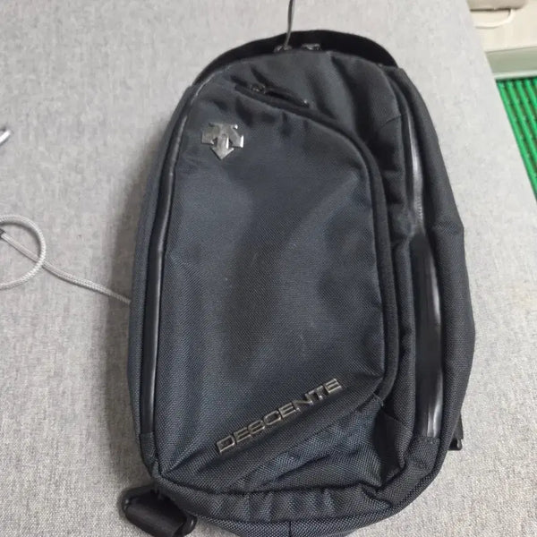 [BUNJANG] Descente Sling Bag Black / 데상트 슬링백 검정 28x19