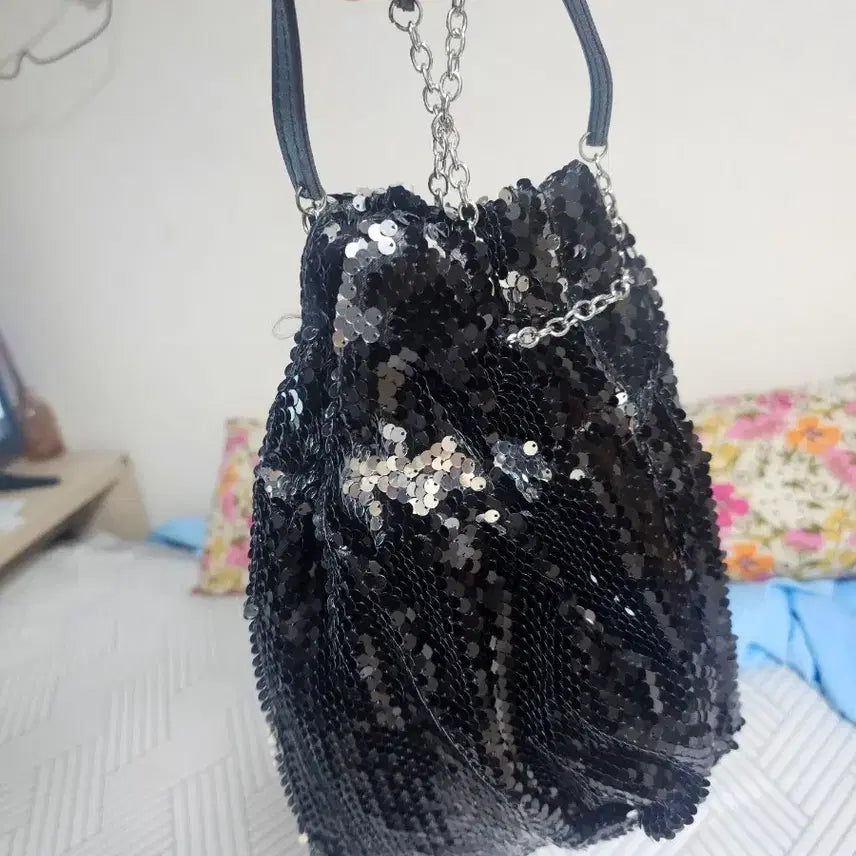 [BUNJANG] Black Sequin Drawstring Bag with Chain Strap / 블랙 스팽글 복조리백 체인 스트랩