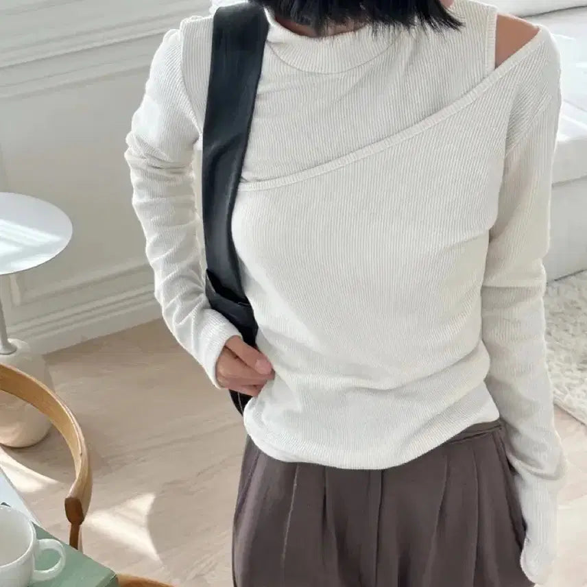 [BUNJANG] Asymmetrical Slit Shoulder Knit Long Sleeve T-Shirt / 언발 사선 숄더 트임 니트 긴팔티